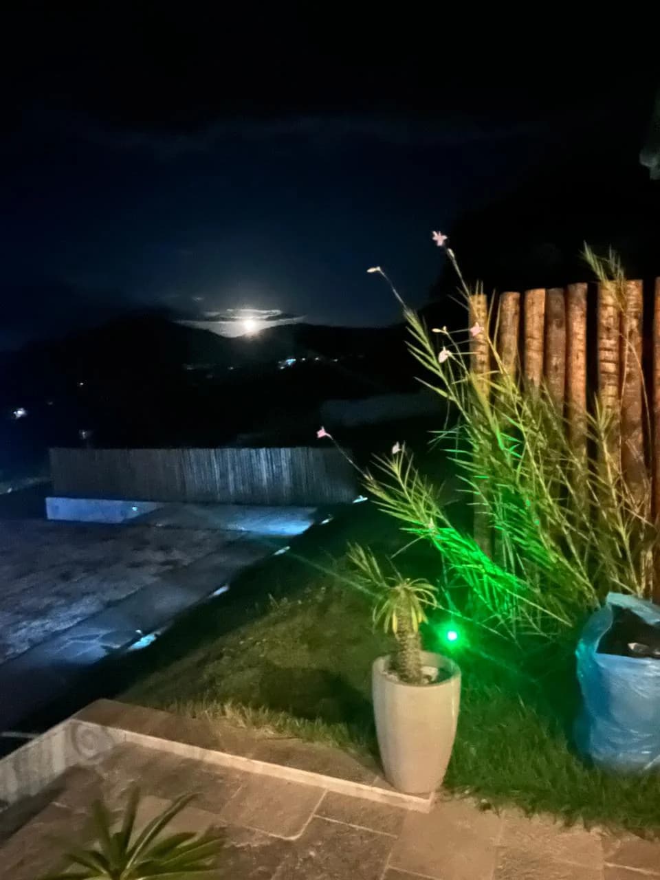 Vista noturna do Bangalô Mandacaru